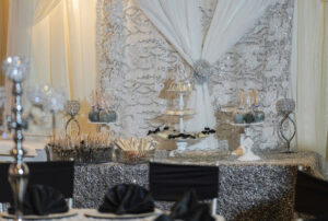 decoraciones para el lugar de la boda, decoraciones para el lugar de la quinceañera, decoraciones para el salón de Quinceañera, pastel de Quinceañera madre padre hija y mesa de postres Majestic Ballroom @DFWC