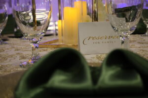 Recepción nupcial, lugar para celebrar la boda, bar completo, comodidades, novios, combinación de colores verde y dorado